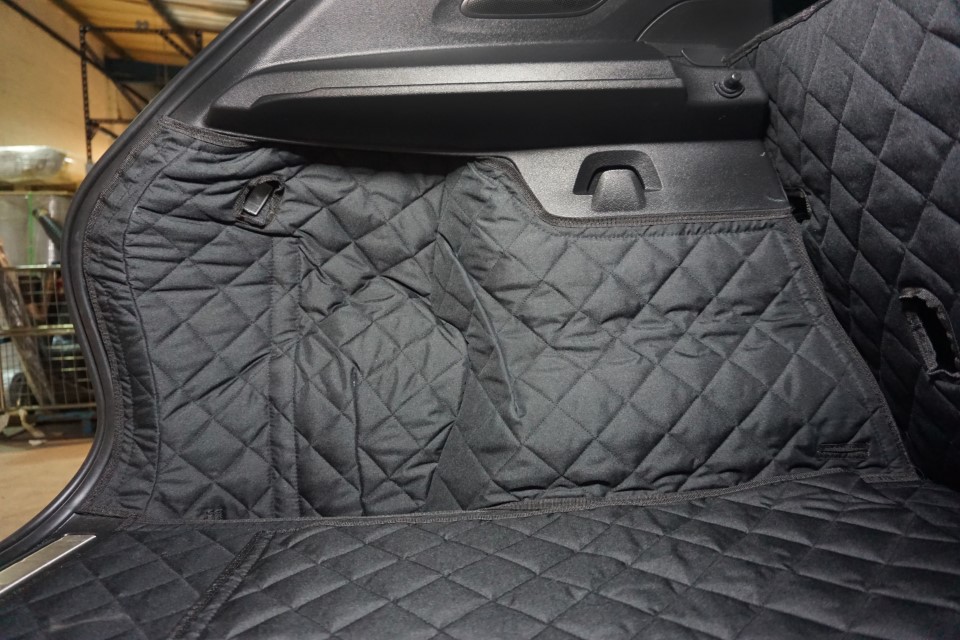 Heavy Duty Waterproof Quilted Car Boot Liner For Volvo XC40 – Dog & Pet Protector